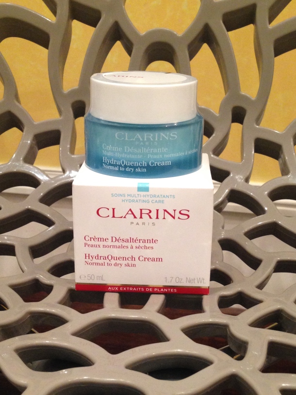 Crème Désaltérante Clarins.  Une crème fine et fondante spécialement formulée pour procurer douceur et éclat aux peaux normales à sèches.  