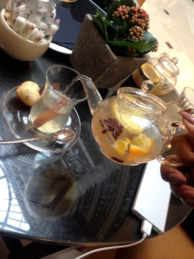 Le cocktail est servi dans une théière transparente qui laisse entrevoir les agrumes et épices du cocktail "Bien-Être" !