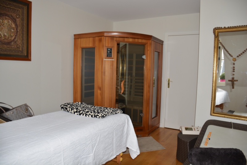Salle de massage avec à l'intérieure un sauna infra rouge, une table de massage avec matelas chauffant ainsi qu'un canapé magnétique (pas présent sur la photo).