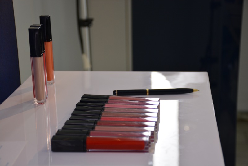 Vernis à lèvres intense : Brillance miroir d'un gloss, couleur intense d'un rouge à lèvres.